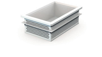 Käseform von Laude vor weißem Hintergrund